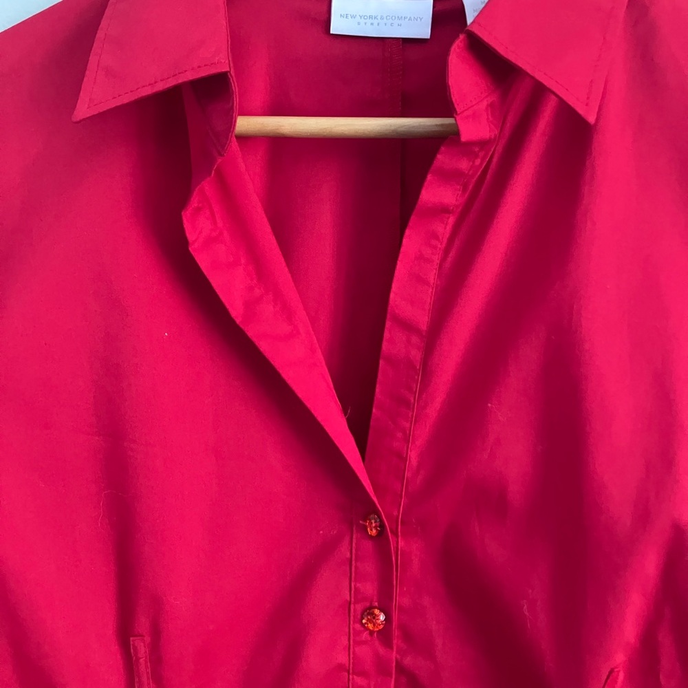 NEW YORK & CO. Red Ruched Long Sleeve Button Down Size M - Picture 3 of 10